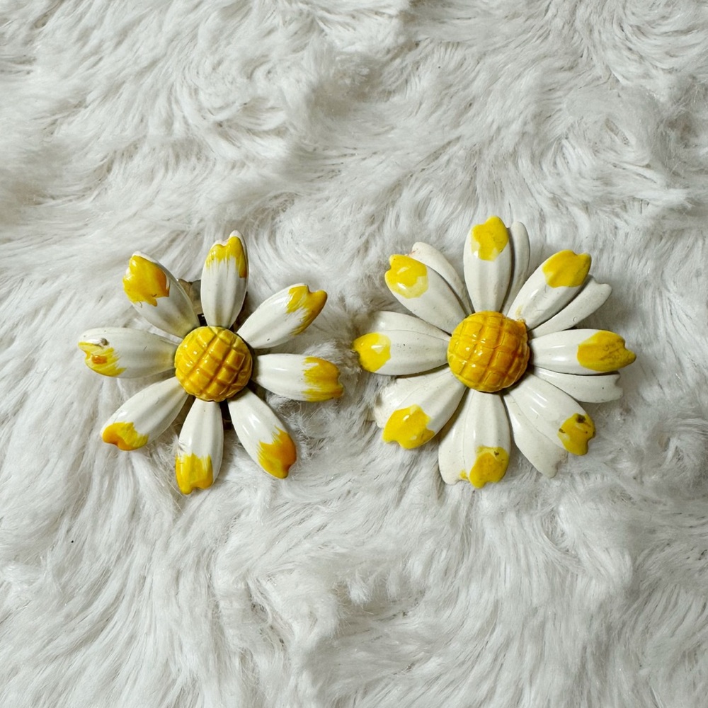 Vintage Daisy Flower Enamel Clip On Earrings